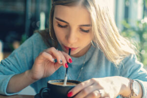 drink coffee through a straw